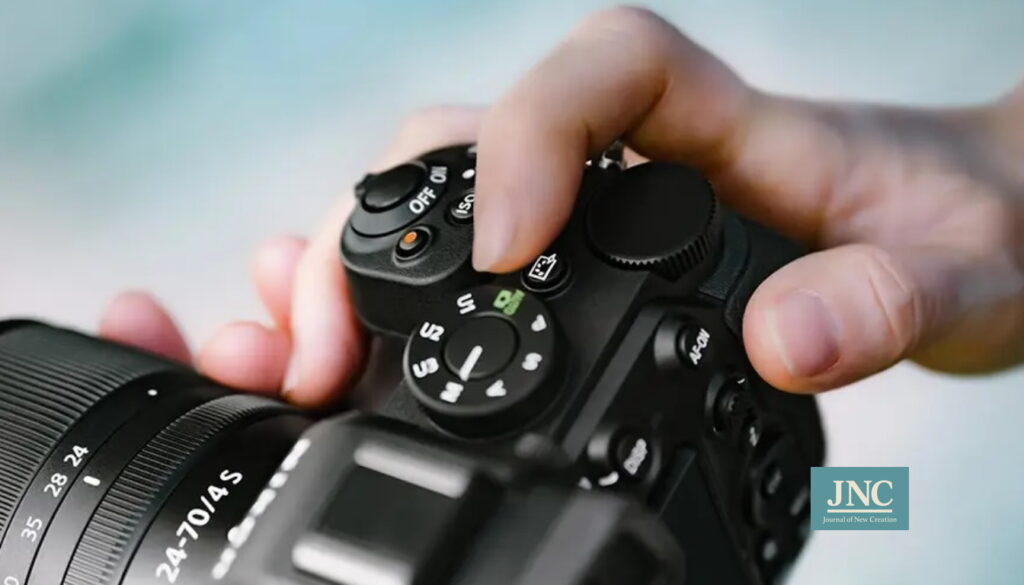 กล้อง DSLR ขณะมือกำลังหมุนปุ่มควบคุม