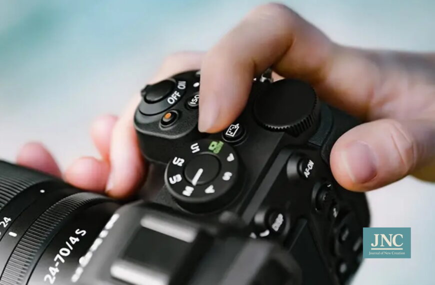 กล้อง DSLR ขณะมือกำลังหมุนปุ่มควบคุม