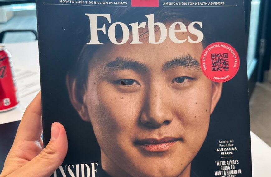 ปกนิตยสาร Forbes ฉบับหนึ่ง แสดงภาพของ Alexandr Wang ผู้ก่อตั้ง Scale AI กับข้อความที่สะท้อนบทบาทสำคัญของเขาในวงการ AI