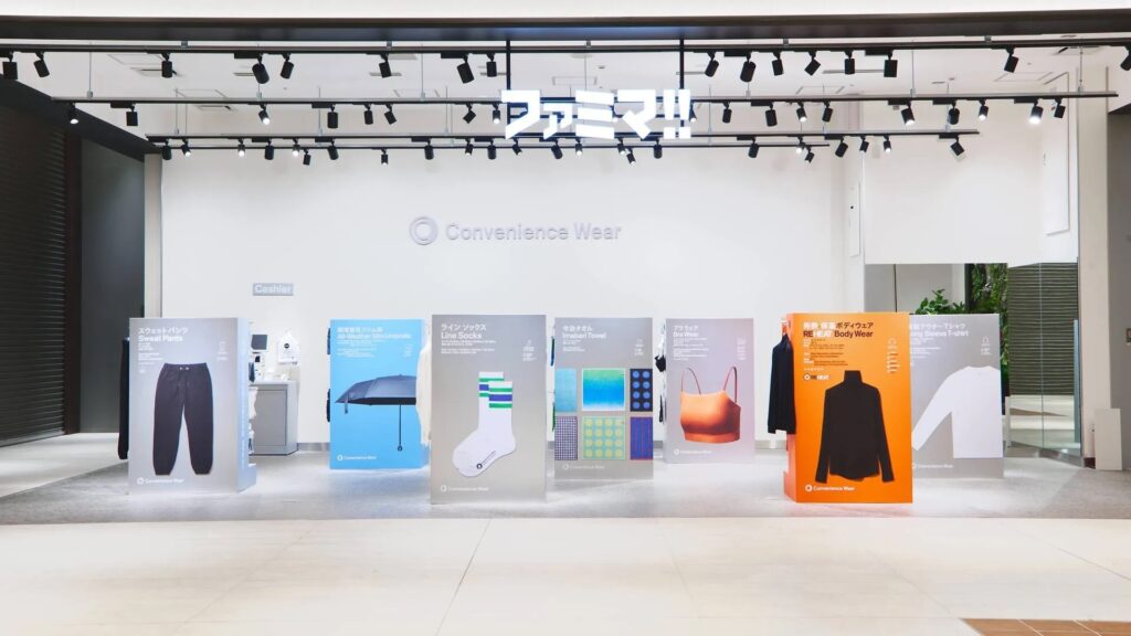 ร้าน Famima ของ FamilyMart ในโตเกียว จำหน่ายเสื้อผ้า Convenience Wear ดีไซน์ร่วมกับ Hiromichi Ochiai