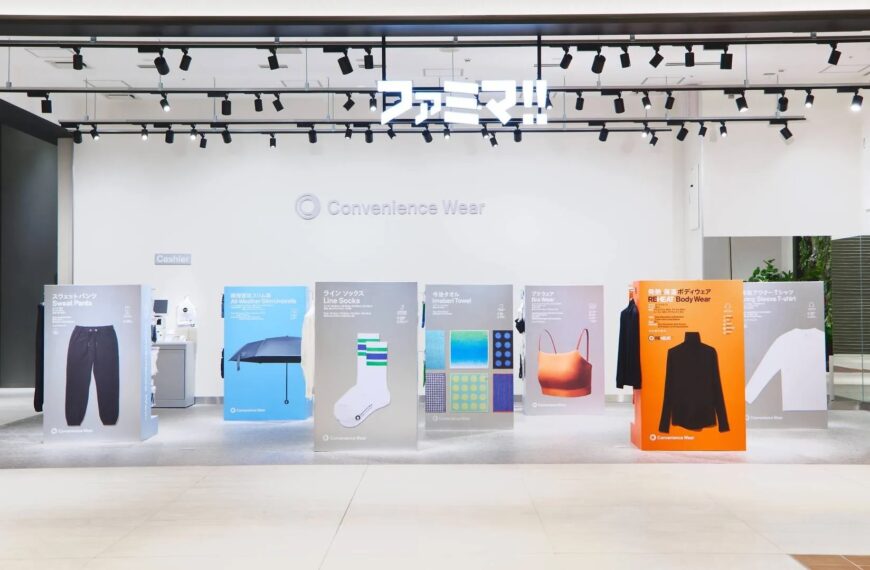ร้าน Famima ของ FamilyMart ในโตเกียว จำหน่ายเสื้อผ้า Convenience Wear ดีไซน์ร่วมกับ Hiromichi Ochiai