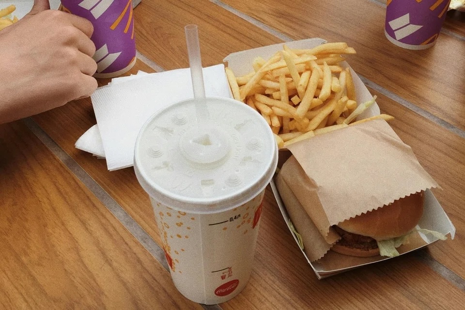 ฝาเครื่องดื่มดีไซน์ใหม่ของแมคโดนัลด์ญี่ปุ่นแบบไม่ต้องใช้หลอด ผลิตจากพลาสติกรีไซเคิล เริ่มใช้ 19 พ.ย. 2025