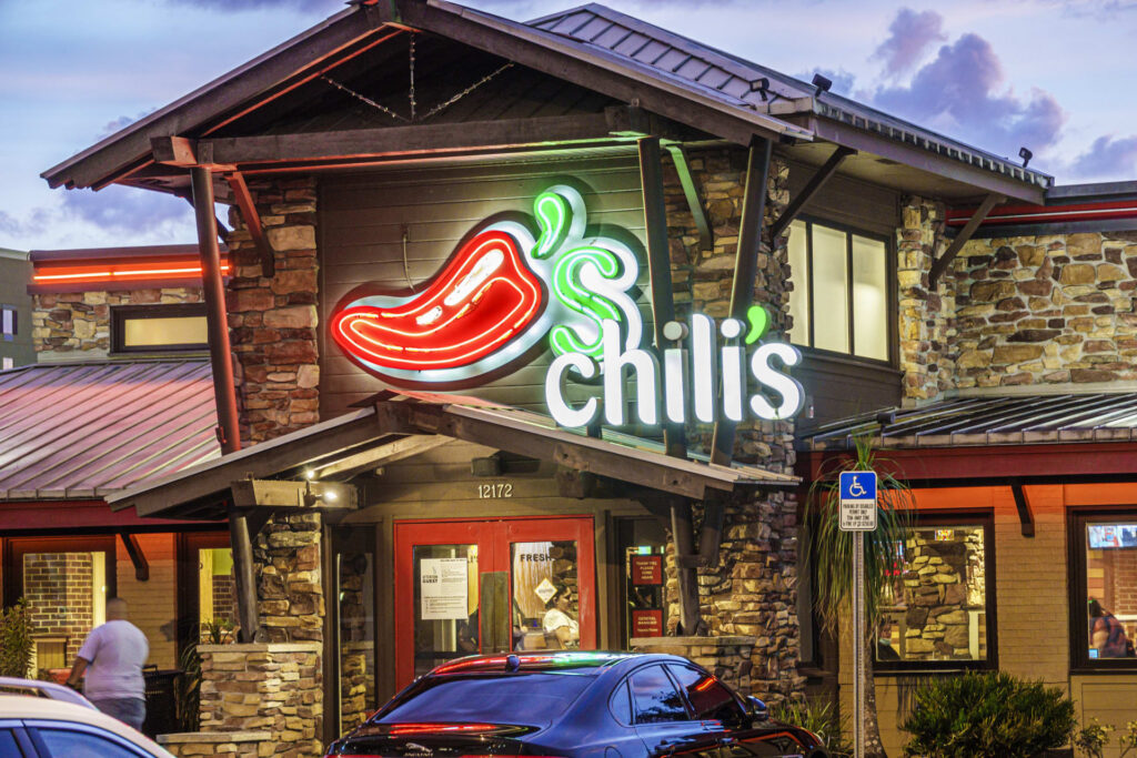 เมนู “3 for Me” ของ Chili’s พร้อมเบอร์เกอร์ เฟรนช์ฟราย เครื่องดื่มรีฟิล และชิปส์ซัลซ่าในราคา 10.99 ดอลลาร์