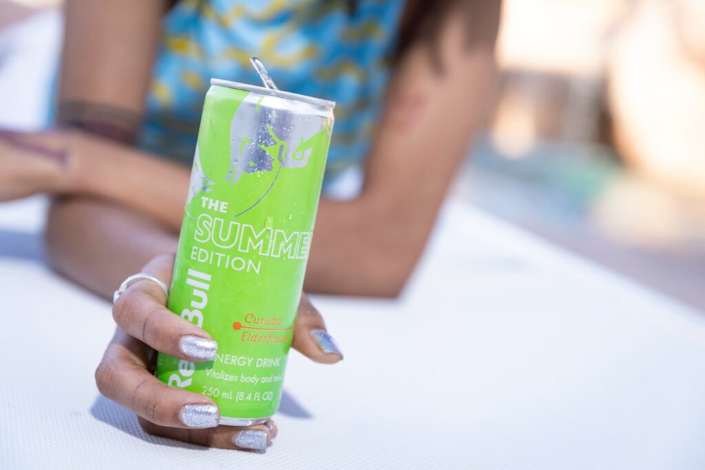 กระป๋องเครื่องดื่มชูกำลัง Red Bull รุ่นต่าง ๆ วางเรียงในร้านค้า ภาพสะท้อนการรีเฟรชพอร์ตสินค้าในตลาดสหรัฐฯ