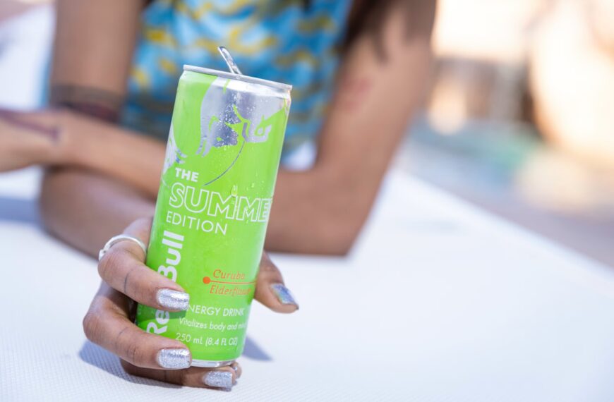 กระป๋องเครื่องดื่มชูกำลัง Red Bull รุ่นต่าง ๆ วางเรียงในร้านค้า ภาพสะท้อนการรีเฟรชพอร์ตสินค้าในตลาดสหรัฐฯ